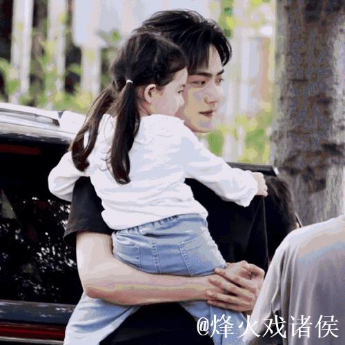 周柯宇与小侄女互动跳科目三视频引发关注